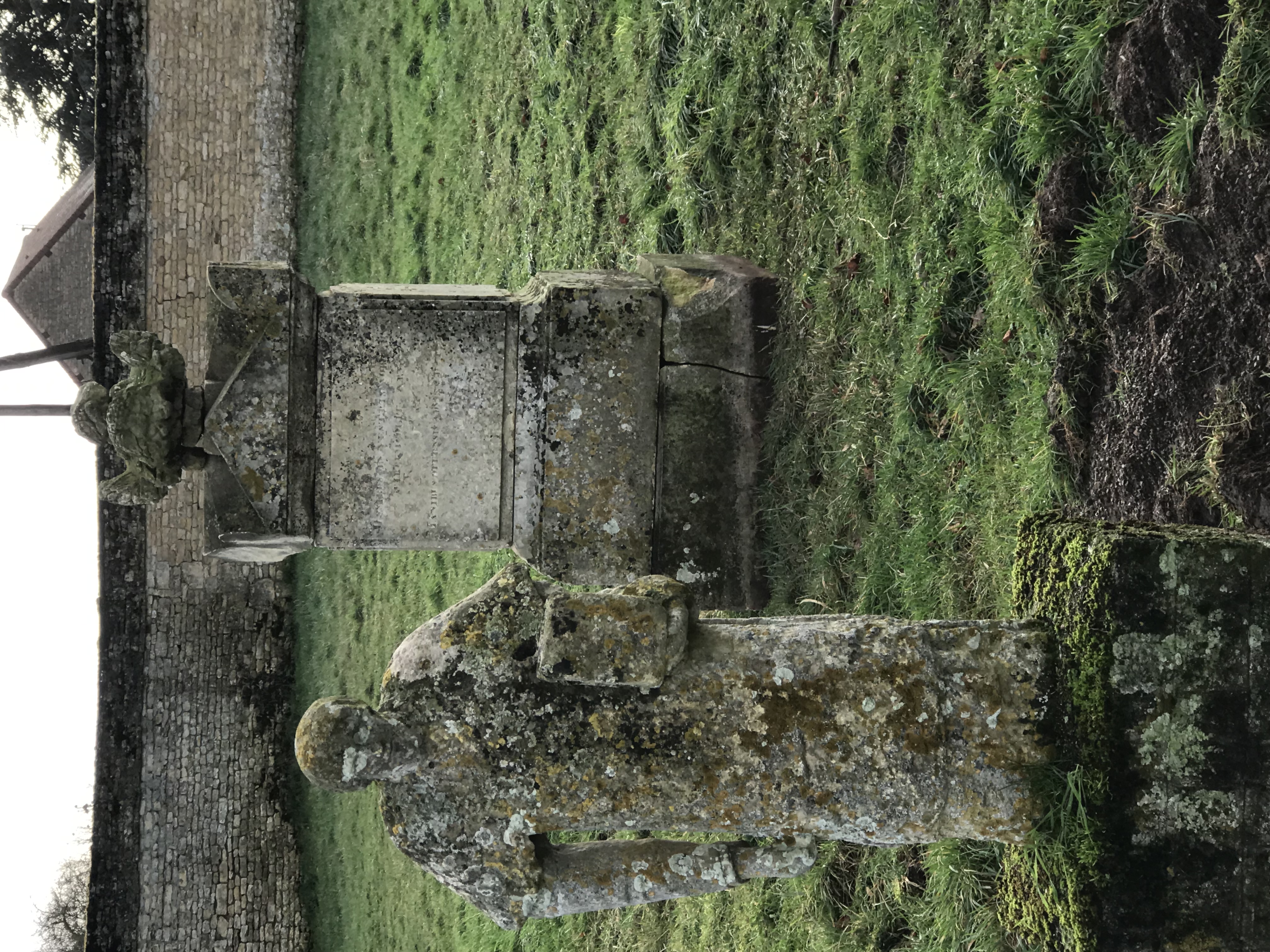 Statue en pierre de Saint‑Laurent, parc du château de Pont